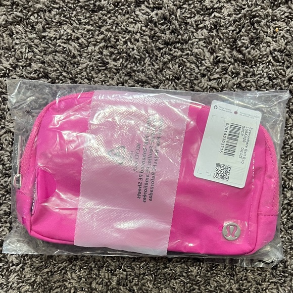 lululemon NWT Everywhere Belt Bags 1L Sonic Pink - Picture 7 of 7